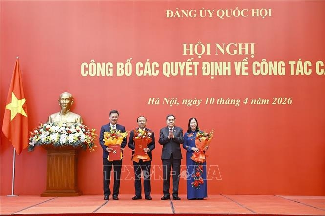 Chủ tịch Quốc hội Trần Thanh Mẫn trao Quyết định và tặng hoa cho các Bí thư các Đảng ủy: Ủy ban Pháp luật và Tư pháp; Ủy ban Dân nguyện và Giám sát, Kiểm toán nhà nước nhiệm kỳ 2025 - 2030. Ảnh: TTXVN.