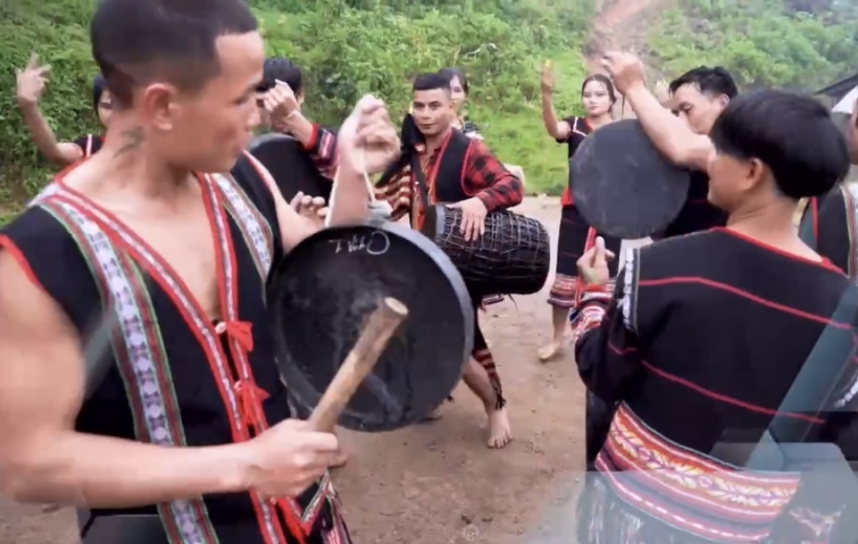 Múa cồng chiêng của đồng bào Cơtu, miền núi Đà Nẵng.