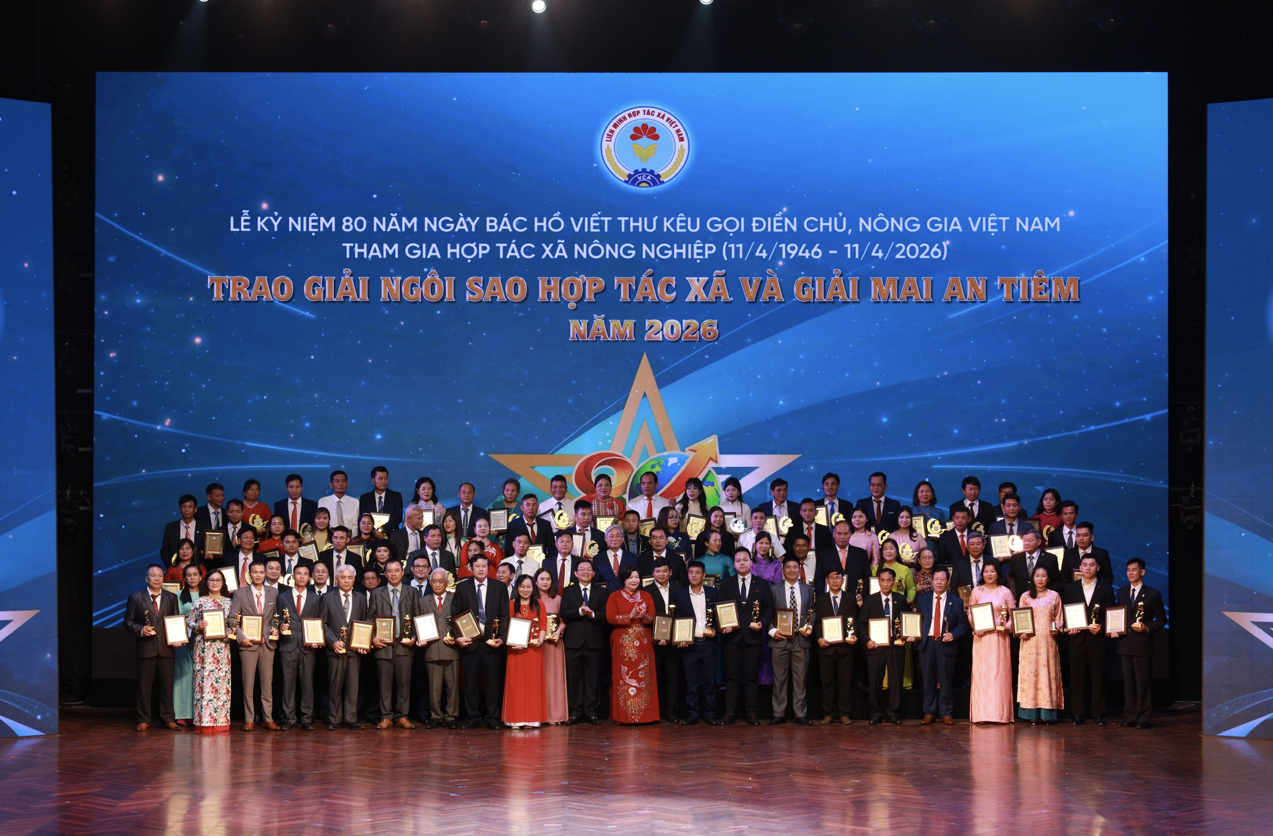 100 hợp tác xã được trao Giải 'Ngôi sao Hợp tác xã' và Giải 'Mai An Tiêm'.