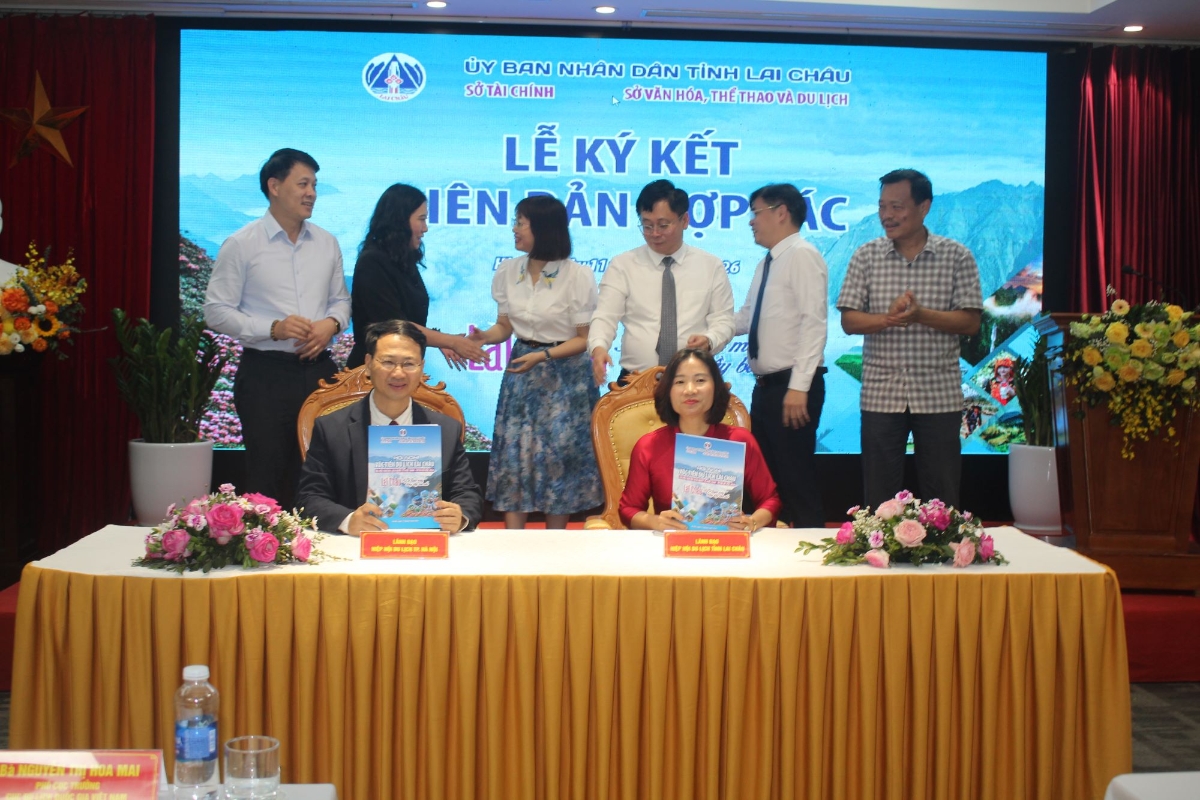 Ký kết hợp tác giữa Hiệp hội Du lịch Lai Châu và Hiệp hội Du lịch Hà Nội. Ảnh: Chu Khôi.