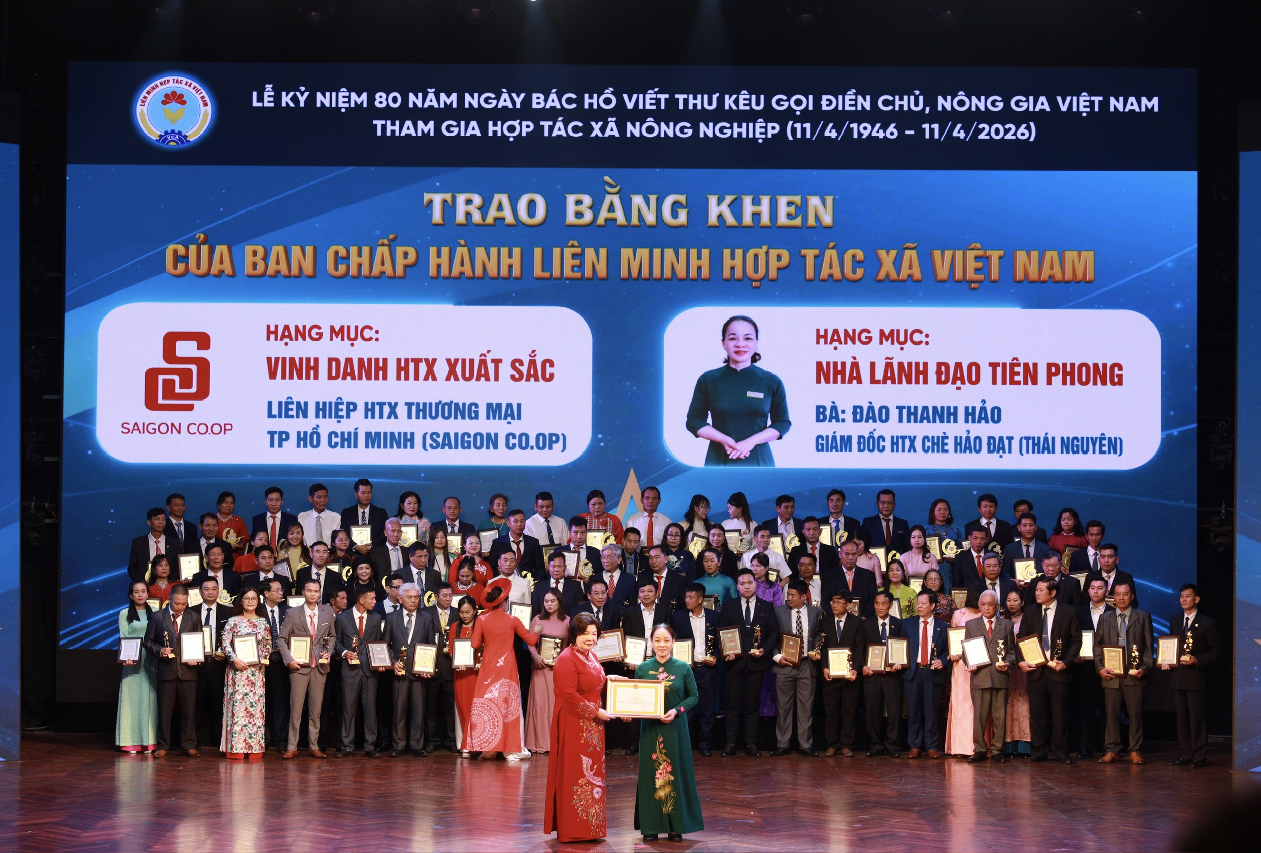 Giám đốc Hợp tác xã Chè Hảo Đạt (Thái Nguyên) nhận bằng khen  hạng mục 