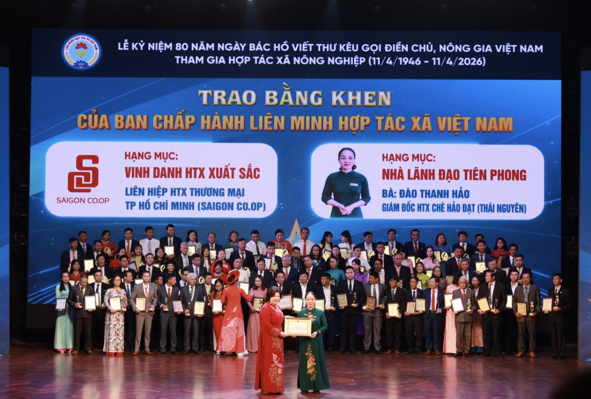 Giám đốc Hợp tác xã Chè Hảo Đạt (Thái Nguyên) nhận bằng khen  hạng mục 