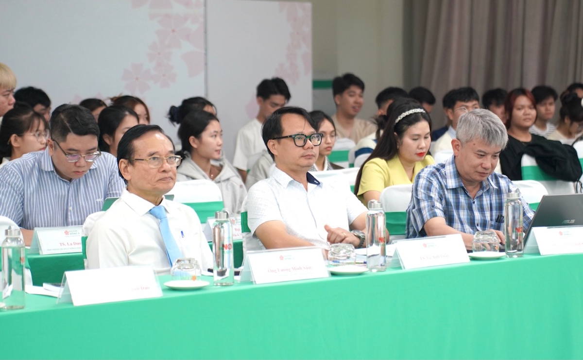 Các chuyên gia tham dự hội thảo.