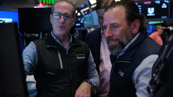 S&P 500 đi xuống sau số liệu CPI, giá dầu hoàn tất tuần giảm mạnh nhất 6 năm