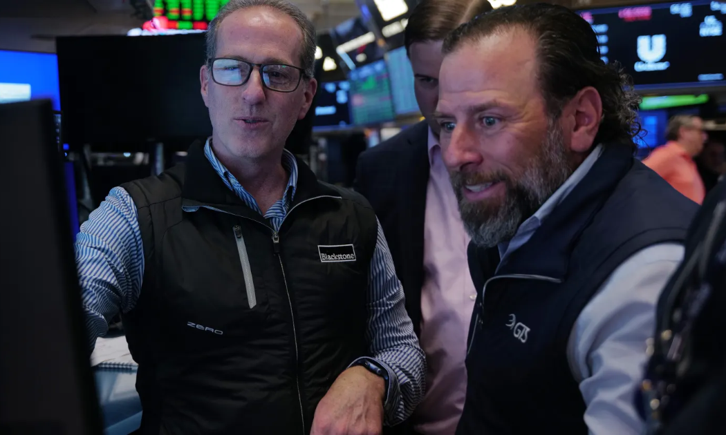 S&P 500 đi xuống sau số liệu CPI, giá dầu hoàn tất tuần giảm mạnh nhất 6 năm