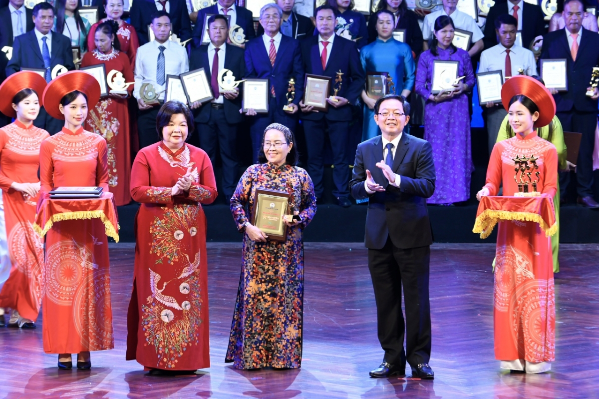 Phó Thủ tướng Hồ Quốc Dũng và bà Cao Xuân Thu Vân trao chứng nhận Giải thưởng cho các Hợp tác xã.