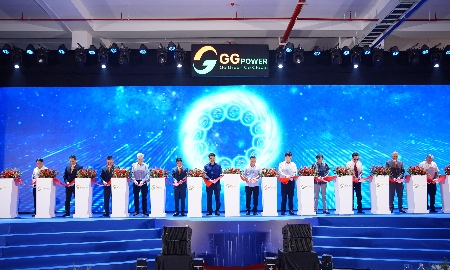 Lãnh đạo Bộ Công thương, UBND tỉnh Hưng Yên và các đối tác trong và ngoài nước dự lễ ra mắt nhà  máy.