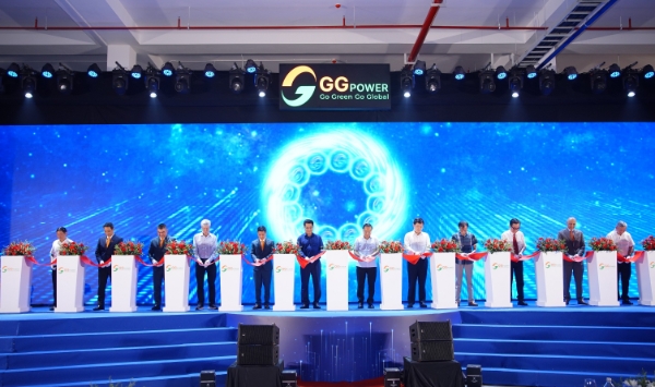 Lãnh đạo Bộ Công thương, UBND tỉnh Hưng Yên và các đối tác trong và ngoài nước dự lễ ra mắt nhà  máy.