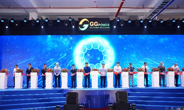 Lãnh đạo Bộ Công thương, UBND tỉnh Hưng Yên và các đối tác trong và ngoài nước dự lễ ra mắt nhà máy.