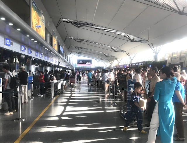 Khách đến Đà Nẵng và các tỉnh lân cận qua sân bay quốc tế Đà Nẵng ngày càng đông. Ảnh Ngô Anh Văn