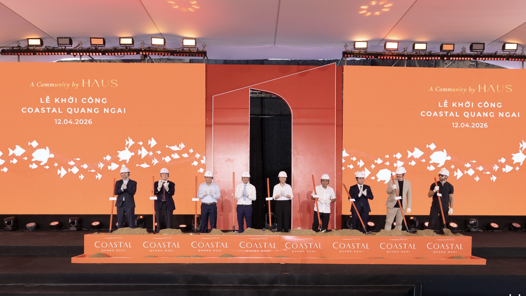 Các đại biểu thực hiện nghi lễ khởi công dự án. Ảnh: NHSLAND.