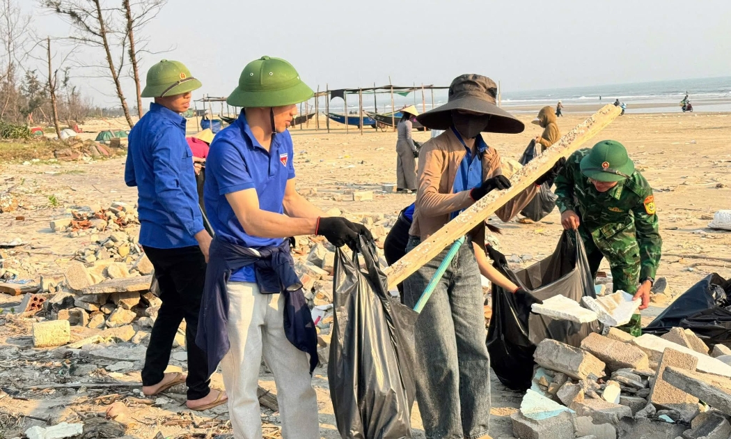 Đoàn viên, thanh niên Hà Tĩnh đồng loạt ra quân làm sạch bờ biển trong ngày 12/4