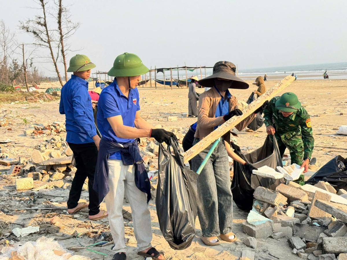 Đoàn viên, thanh niên Hà Tĩnh đồng loạt ra quân làm sạch bờ biển trong ngày 12/4
