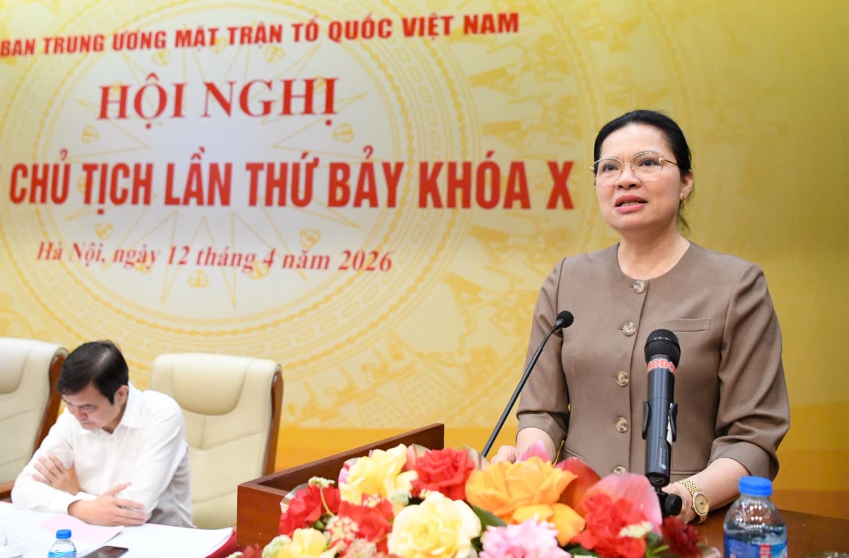 Bà Hà Thị Nga, Ủy viên Trung ương Đảng, Phó Chủ tịch - Tổng Thư ký Ủy ban Trung ương Mặt trận Tổ quốc Việt Nam trình bày các tờ trình báo cáo xin ý kiến. Ảnh: TTXVN.