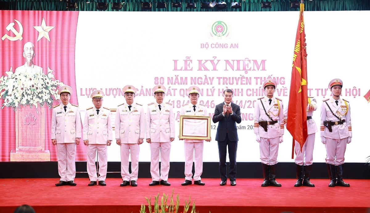 Thủ tướng Lê Minh Hưng trao Huân chương Hồ Chí Minh cho lực lượng&nbsp;&nbsp;Cảnh sát Quản lý hành chính về trật tự xã hội.&nbsp; Ảnh: TTXVN