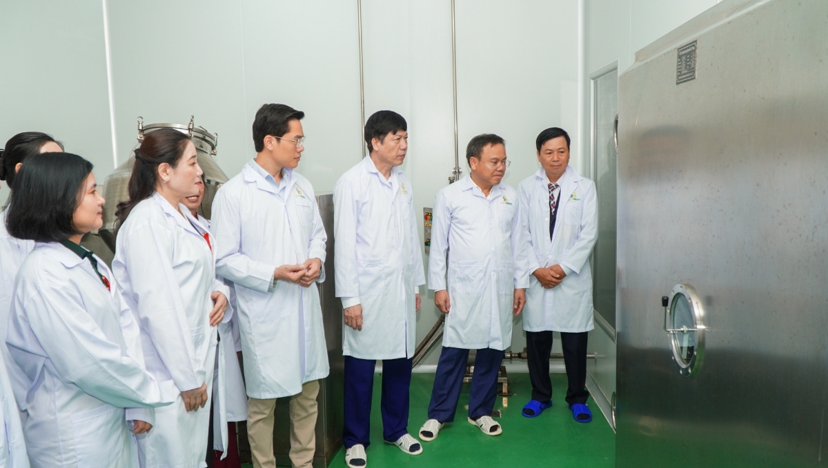 Lãnh đạo tỉnh Quảng Trị thăm quan&nbsp;Nhà máy&nbsp;sản xuất dược liệu&nbsp;Gold Herbal tại cụm công nghiệp số 9, phường Đông Hà