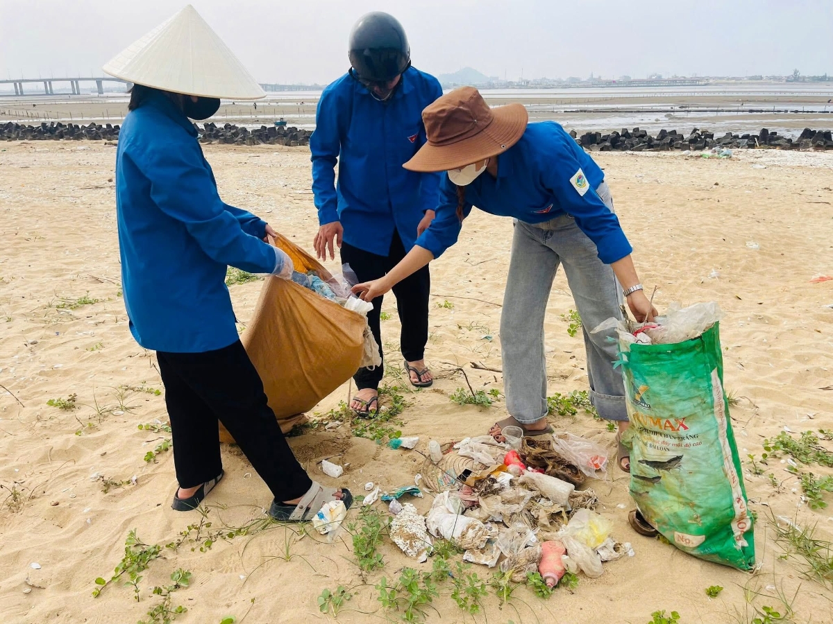 Thanh niên tích cực xóa bỏ các điểm tập kết rác tự phát