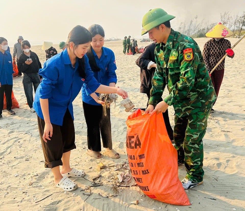 Diện mạo vùng ven biển Hà Tĩnh trở nên xanh, sạch hơn sau chiến dịch