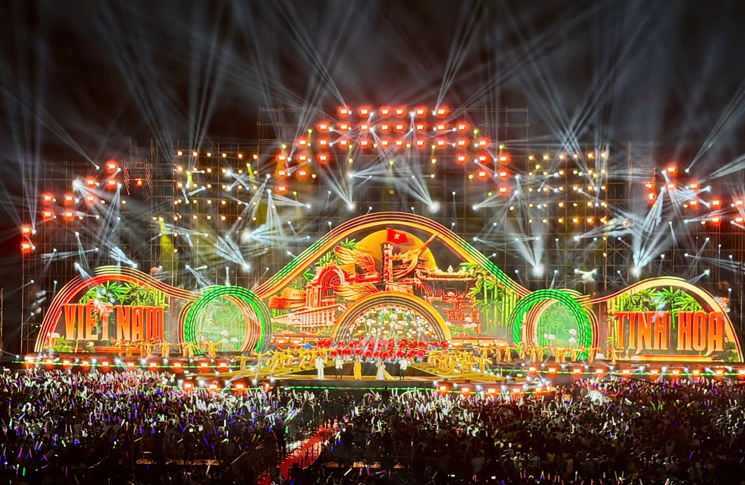 Quang cảnh khai mạc tối 11/4.Ảnh: Thanh Tùng