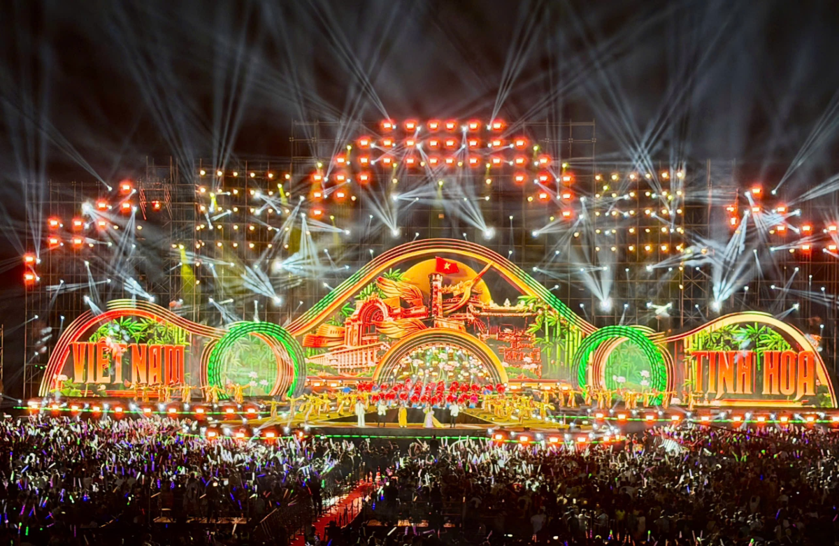 Quang cảnh khai mạc tối 11/4.Ảnh: Thanh Tùng