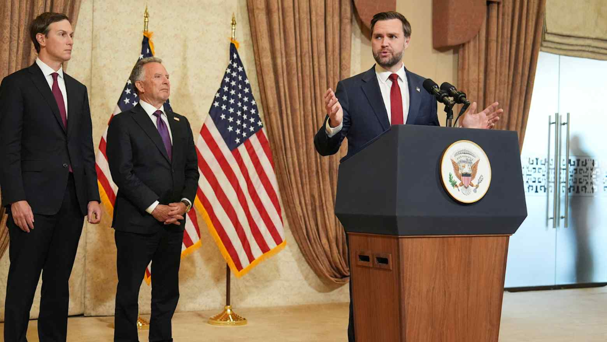 Phó Tổng thống Mỹ JD Vance phát biểu trong cuộc họp báo sau cuộc gặp với đại diện Pakistan và Iran tại Islamabad ngày 12/4 - Ảnh: Reuters.