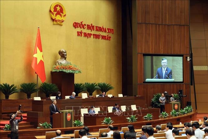 Bộ trưởng Bộ Tài chính Ngô Văn Tuấn trinh bày Báo cáo giải trình, tiếp thu, chỉnh lý dự thảo Nghị quyết của Quốc hội về việc ban hành một số quy định về thuế bảo vệ môi trường, thuế giá trị gia tăng, thuế tiêu thụ đặc biệt đối với xăng, dầu và nhiên liệu bay. Ảnh: TTXVN