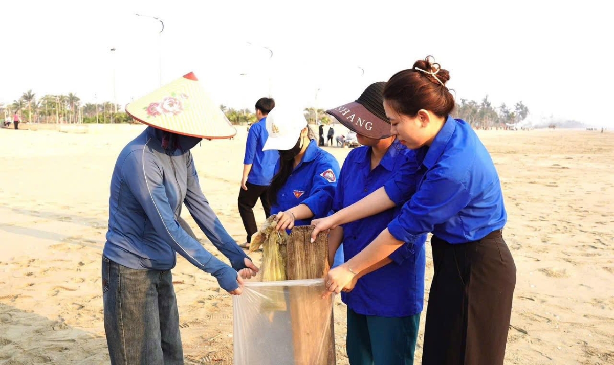 Thanh niên tích cực nhặt rác, làm sạch từng khu vực ven biển
