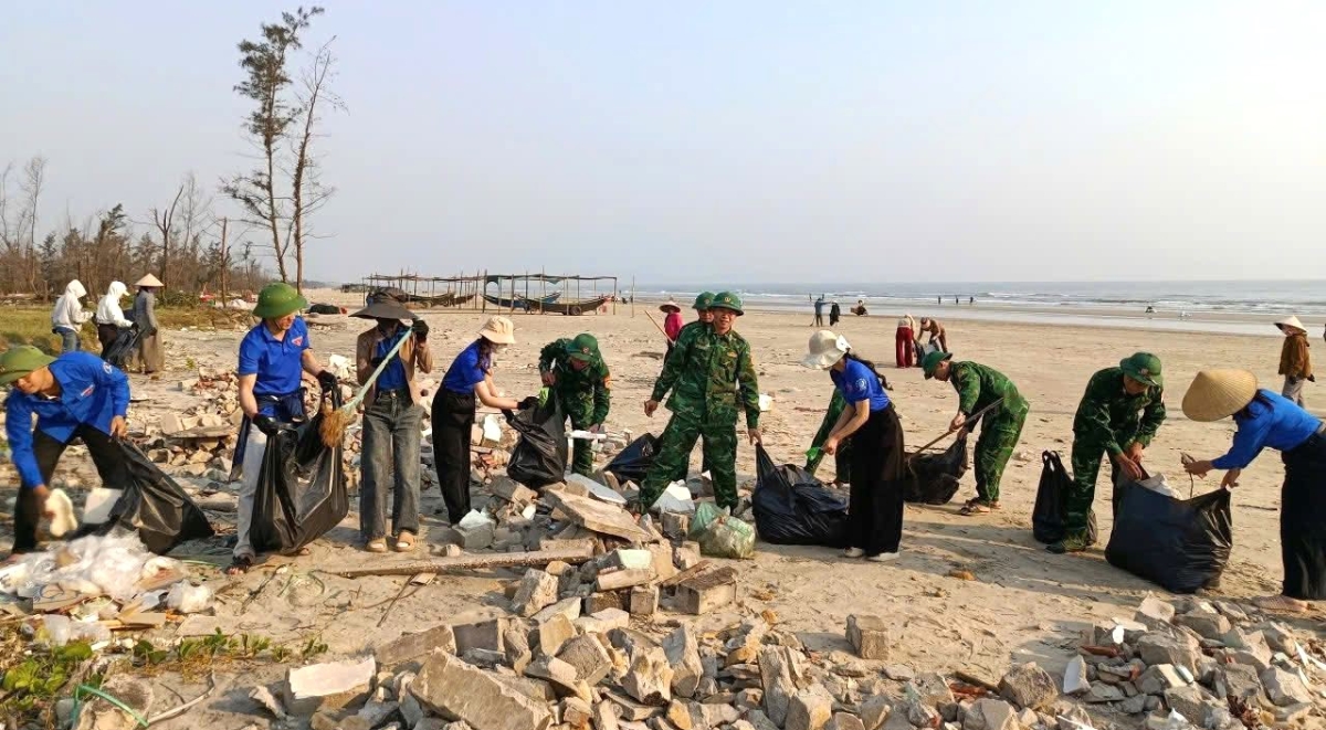 Hoạt động góp phần làm sạch 18 km bờ biển Hà Tĩnh