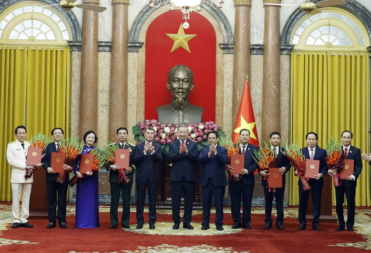 Tổng Bí thư, Chủ tịch nước Tô Lâm trao quyết định bổ nhiệm 6 Phó Thủ tướng Chính phủ và Bộ trưởng Bộ Công an, Bộ trưởng Bộ Ngoại giao. Thủ tướng Lê Minh Hưng và nguyên Thủ tướng Phạm Minh Chính tặng hoa chúc mừng, ngày 8-4-2026. Ảnh: TTXVN