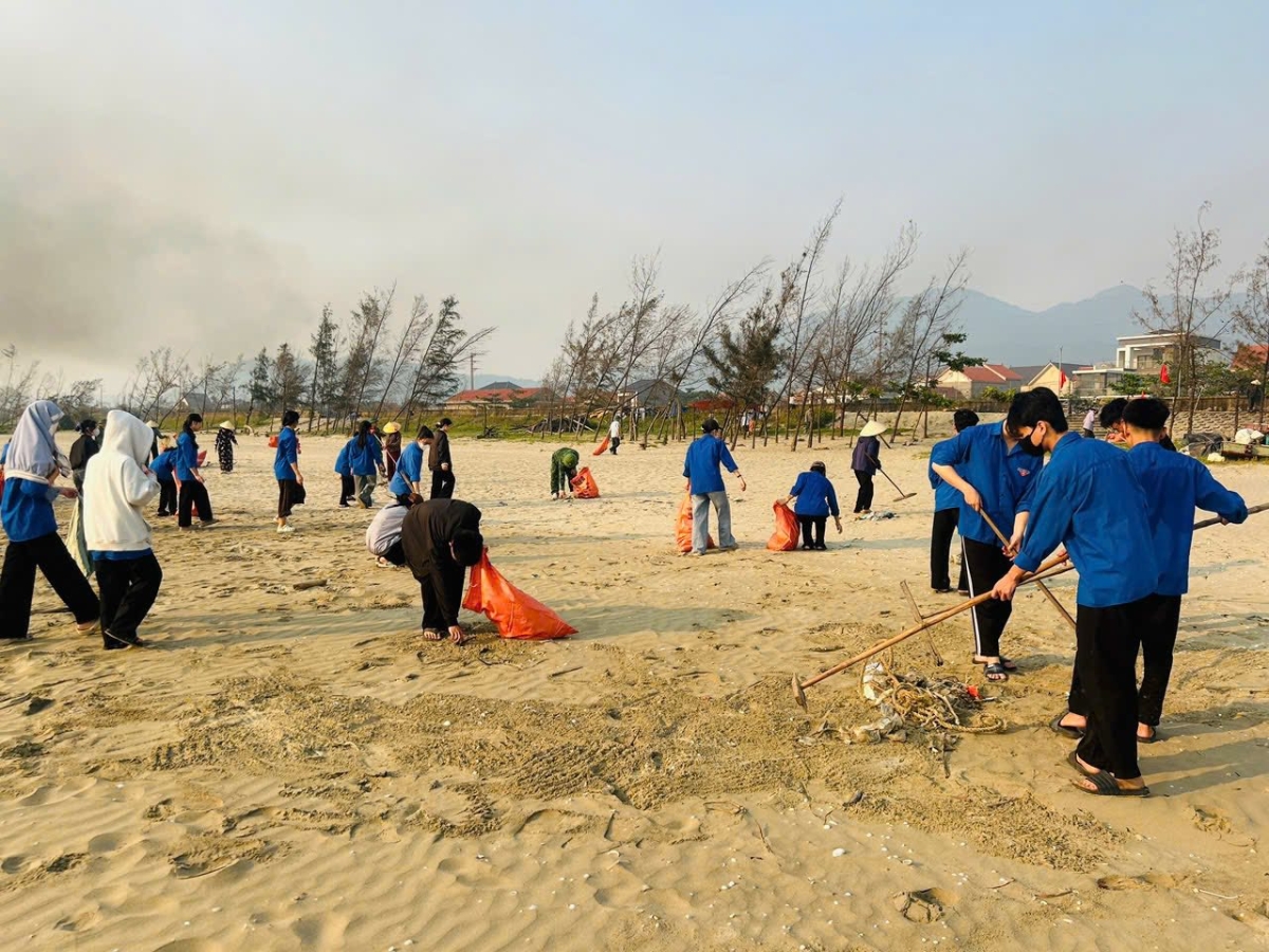 Lực lượng tình nguyện thu gom rác thải dọc các tuyến bãi biển
