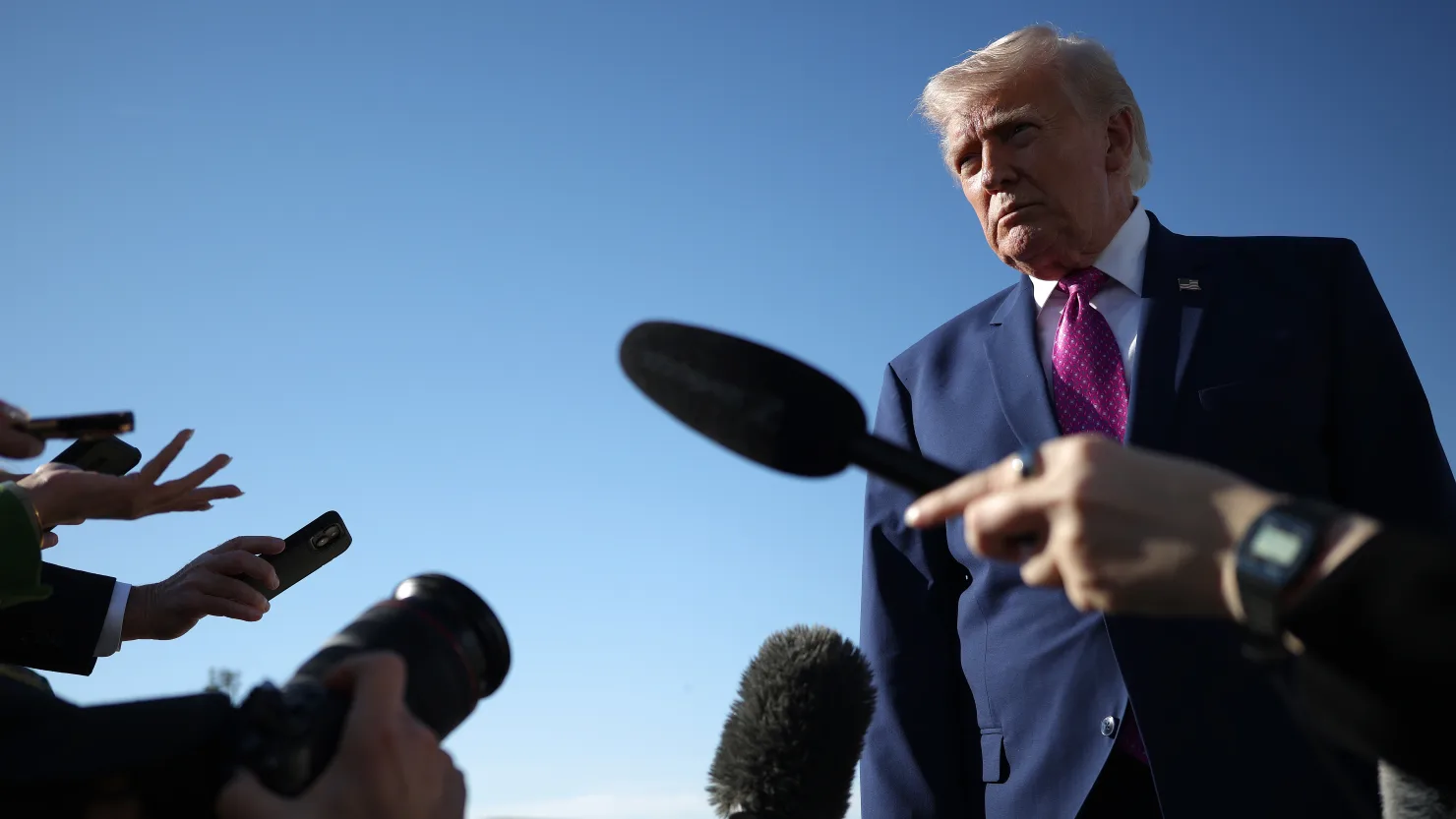 Tổng thống Mỹ Donald Trump trong một cuộc trả lời báo chí hôm 10/4/2026 - Ảnh: Getty/CNBC.i