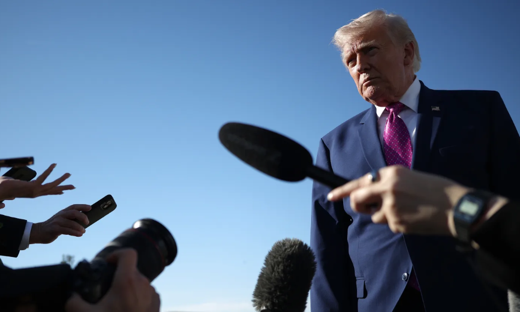 Tổng thống Mỹ Donald Trump trong một cuộc trả lời báo chí hôm 10/4/2026 - Ảnh: Getty/CNBC.i