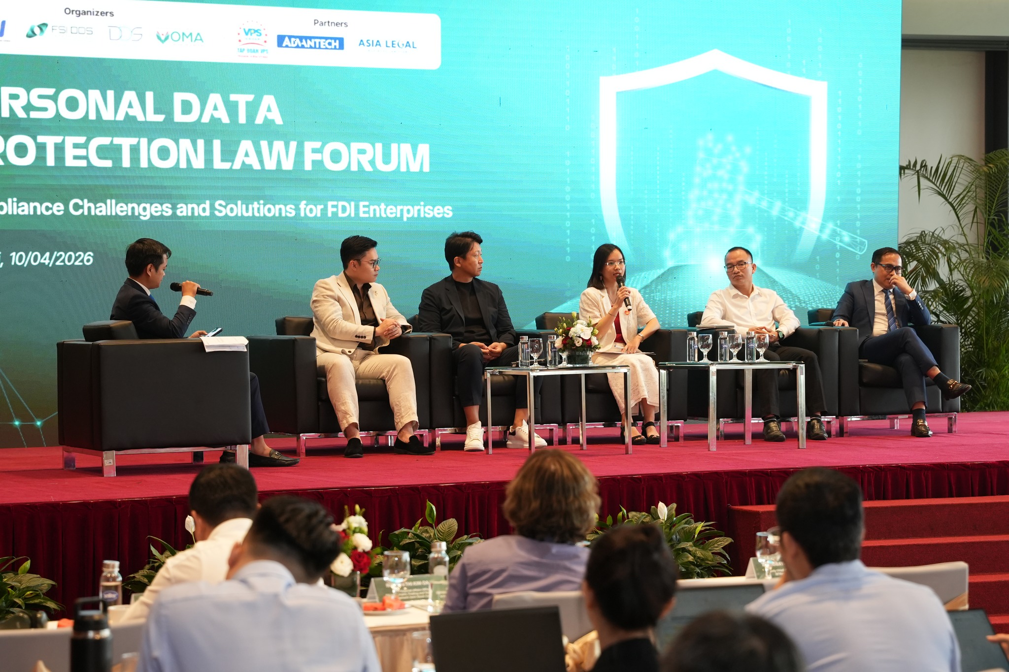 Các diễn giả tại Diễn đàn 'Luật Bảo vệ dữ liệu cá nhân: Thách thức và Giải pháp tuân thủ cho doanh nghiệp FDI'. 
