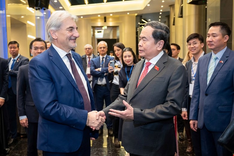 Chủ tịch Quốc hội Trần Thanh Mẫn và&nbsp;ngài Raffaele Cattaneo, Quốc vụ khanh vùng Lombardia.&nbsp;Ảnh: Quốc hội.