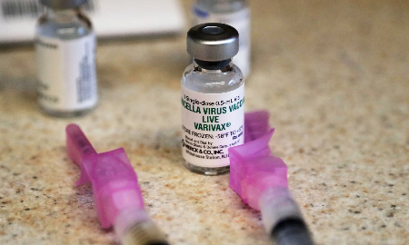 Để dự phòng, tiêm vaccine thủy đậu là biện pháp hiệu quả với tỷ lệ bảo vệ đến 98% nếu tiêm đủ phác đồ.