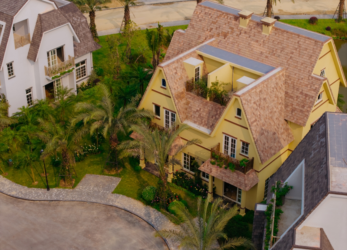 Mái ngói dốc là đặc trưng của kiến trúc The Grand Island. Ảnh: Thanh Sơn.