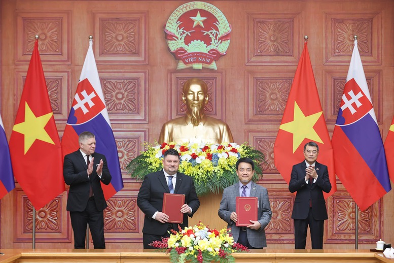 Thủ tướng Lê Minh Hưng và Thủ tướng Robert Fico chứng kiến trao Biên bản ghi nhớ giữa Viện Năng lượng nguyên tử Việt Nam và Viện Nghiên cứu Nhà máy điện hạt nhân Slovakia - Ảnh: VGP