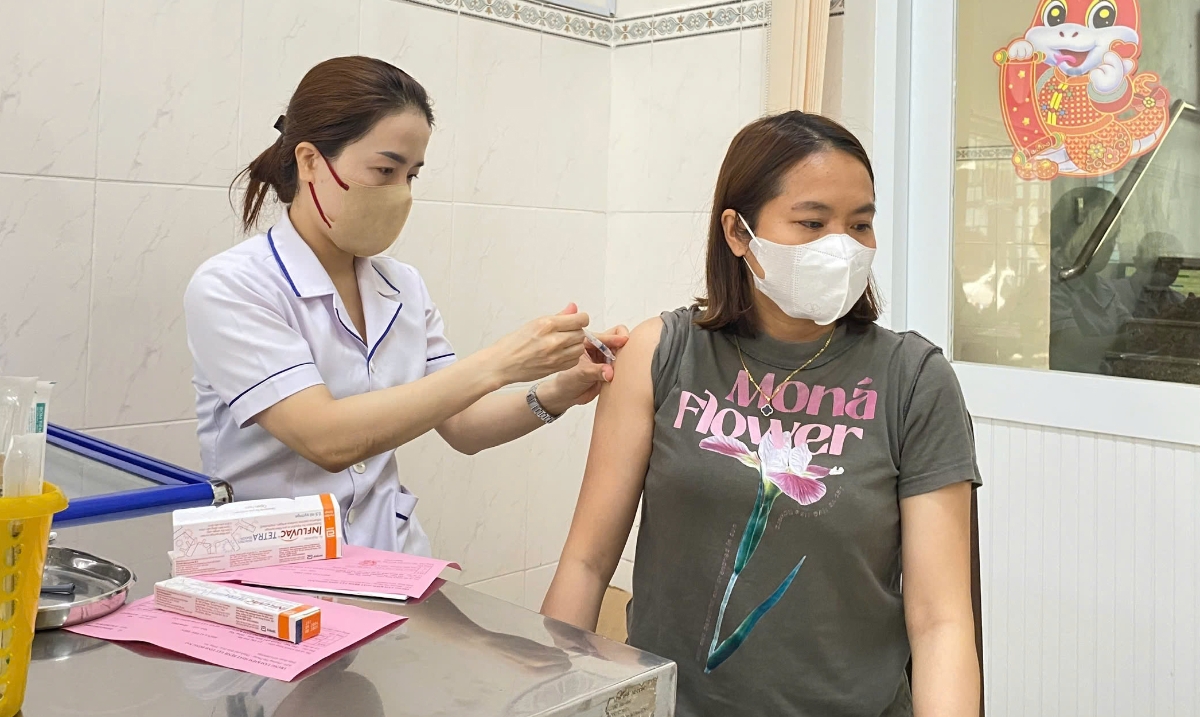 Tiêm vaccine trước khi mang thai giúp ngừa các bệnh như rubella, sởi, thủy đậu…, từ đó giảm nguy cơ dị tật bẩm sinh và bảo vệ mẹ, thai nhi trong suốt thai kỳ.