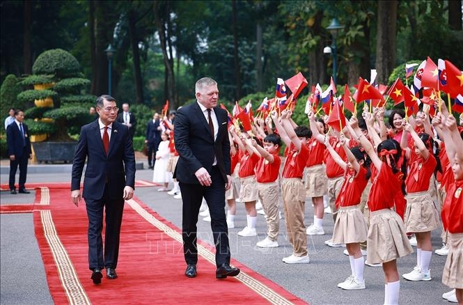 Thủ tướng Lê Minh Hưng và Thủ tướng Slovakia Robert Fico với thiếu nhi Hà Nội tại Lễ dón. Ảnh: TTXVN