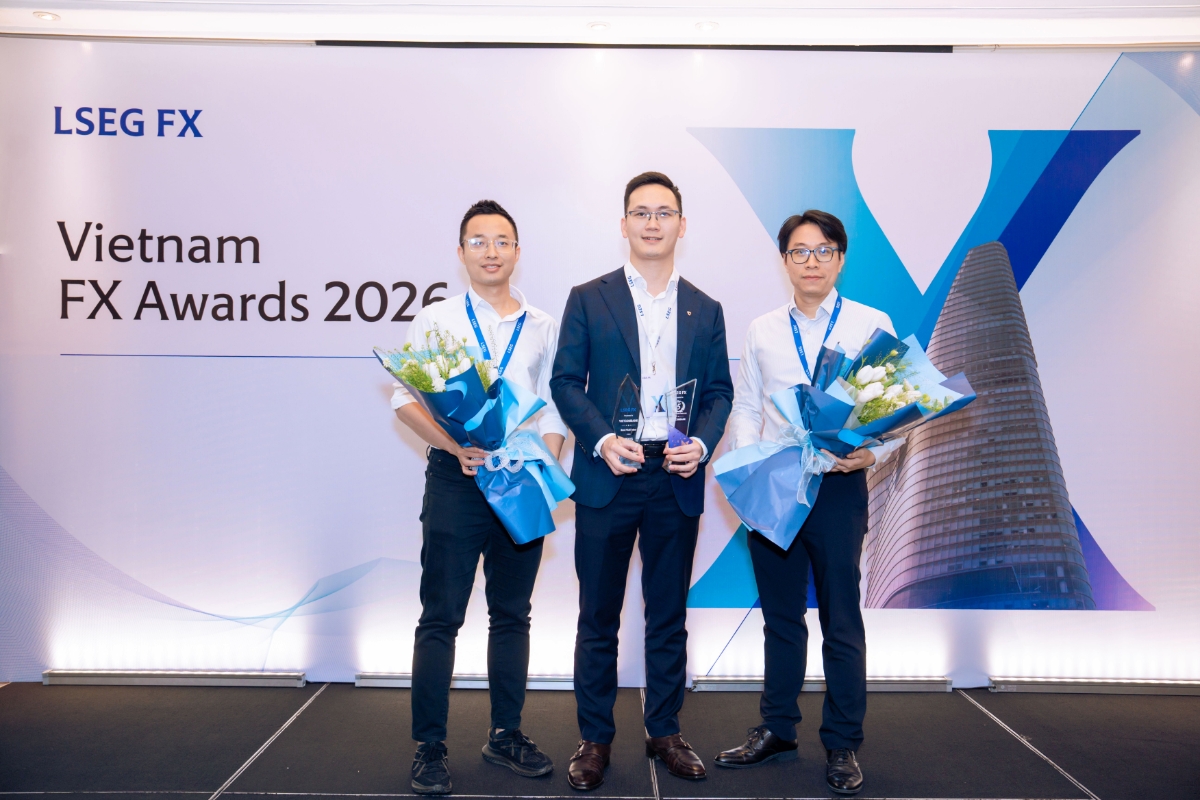 Đại diện Vietcombank chụp ảnh lưu niệm sau khi nhận giải thưởng tại Lễ trao giải Vietnam FX Awards 2026.&nbsp;Ảnh:&nbsp;Vietcombank.