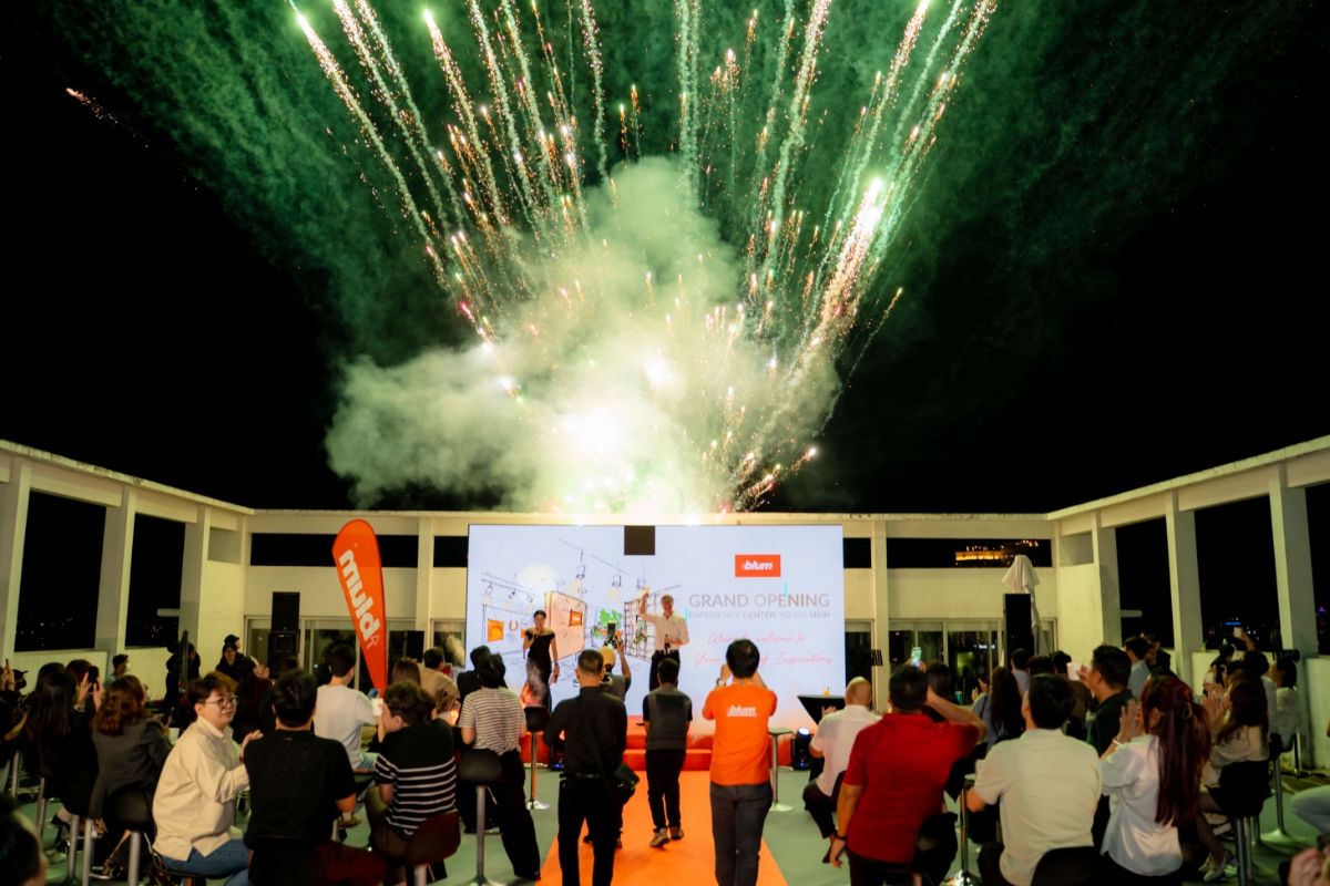 Khách hàng tham gia các hoạt động trải nghiệm trong sự kiện khai trương Blum Experience Center. Ảnh:&nbsp;Blum.