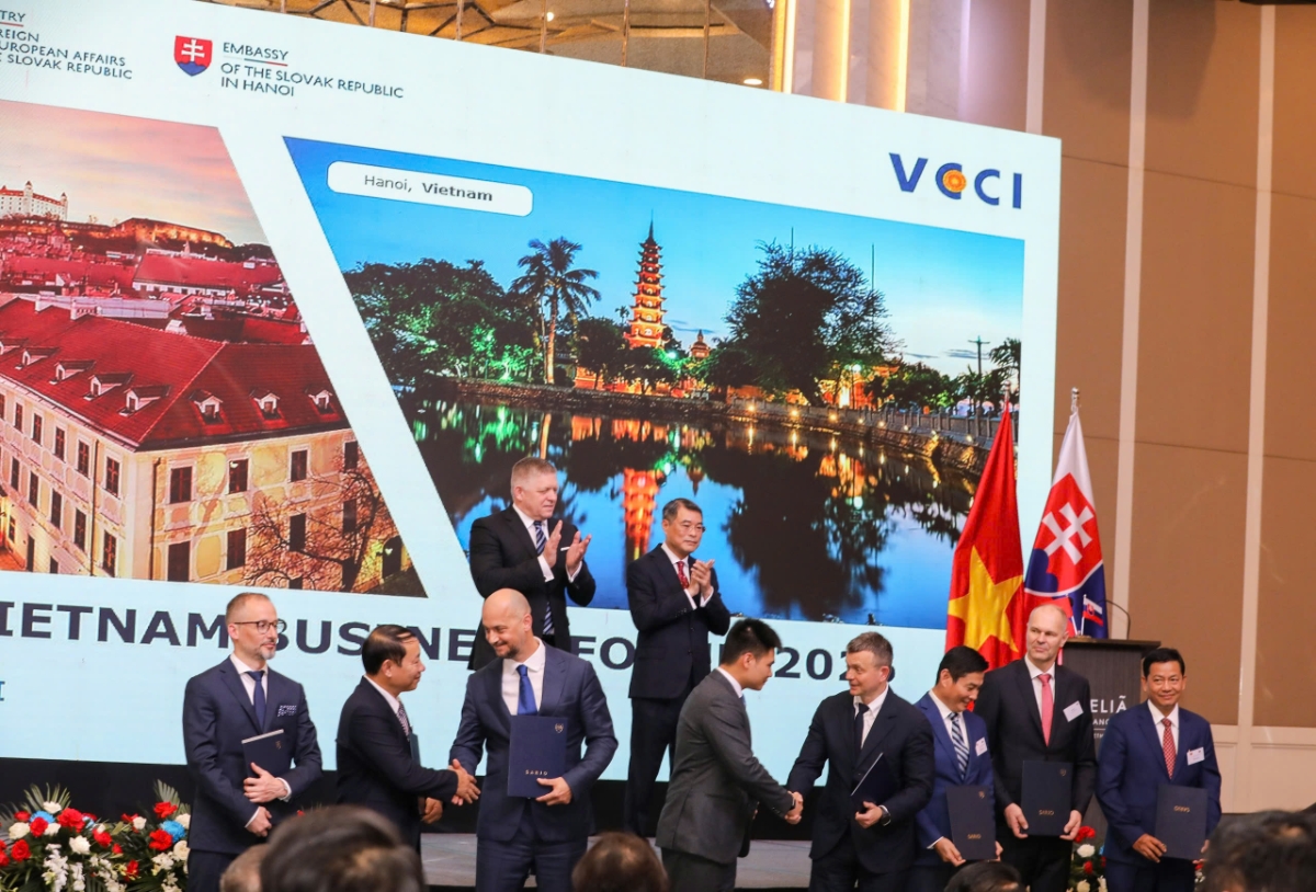 Doanh nghiệp Việt Nam và Slovakia ký kết 7 biên bản ghi nhớ hợp tác dưới sự chứng kiến của Thủ tướng Chính phủ Việt Nam Lê Minh Hưng và Thủ tướng Cộng hòa Slovakia Robert Fico tại&nbsp;Diễn đàn. (Ảnh : Việt Dũng)&nbsp;