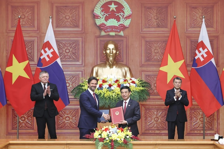 Thủ tướng Lê Minh Hưng và Thủ tướng Robert Fico chứng kiến trao Bản ghi nhớ giữa Bộ Quốc phòng Việt Nam và Bộ Quốc phòng Slovakia về hợp tác trong lĩnh vực công nghiệp quốc phòng - Ảnh: VGP