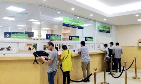 Thanh toán viện phí tại một bệnh viện trên địa bàn Hà Nội. Ảnh: Nhật Dương.