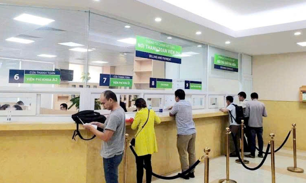 Thanh toán viện phí tại một bệnh viện trên địa bàn Hà Nội. Ảnh: Nhật Dương.