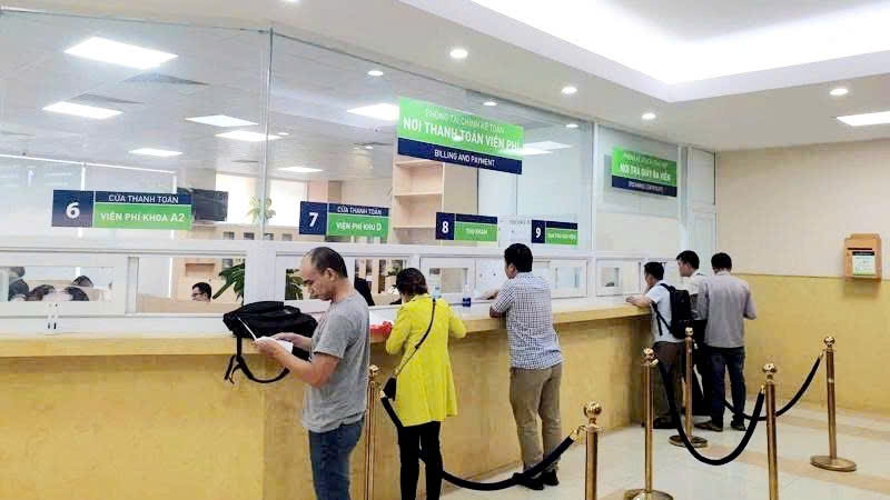 Thanh toán viện phí tại một bệnh viện trên địa bàn Hà Nội. Ảnh: Nhật Dương.