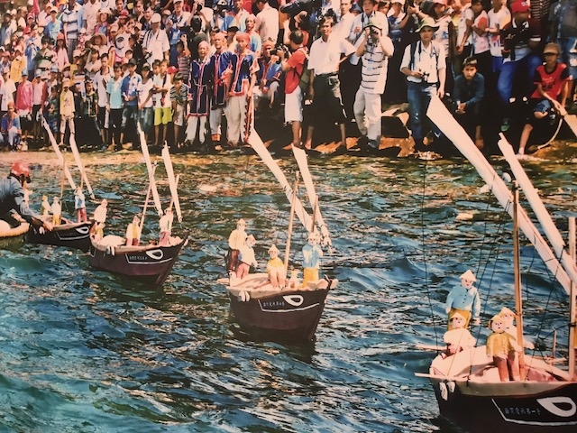 Đông đảo người dân Lý Sơn và du khách tại Lễ tiễn đưa Mô hình Đội hùng binh Hoàng Sa vươn khơi canh giữ biển.