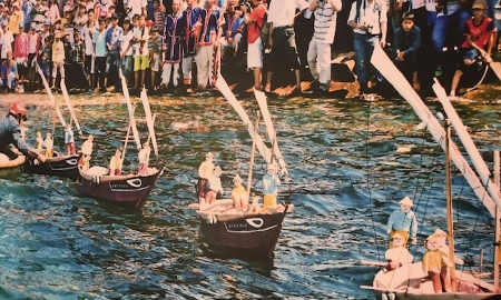 Đông đảo người dân Lý Sơn và du khách tại Lễ tiễn đưa Mô hình Đội hùng binh Hoàng Sa vươn khơi canh giữ biển.