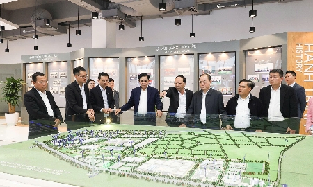 Chủ tịch UBND tỉnh Nghệ An Võ Trọng Hải nghe giới thiệu về quy mô đầu tư các dự án của VSIP tại Nghệ An