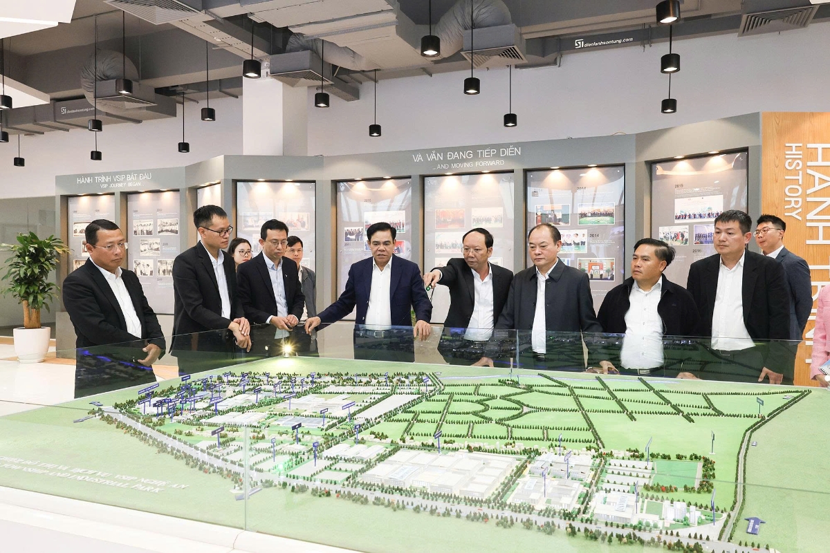 Chủ tịch UBND tỉnh Nghệ An Võ Trọng Hải nghe giới thiệu về quy mô đầu tư các dự án của VSIP tại Nghệ An